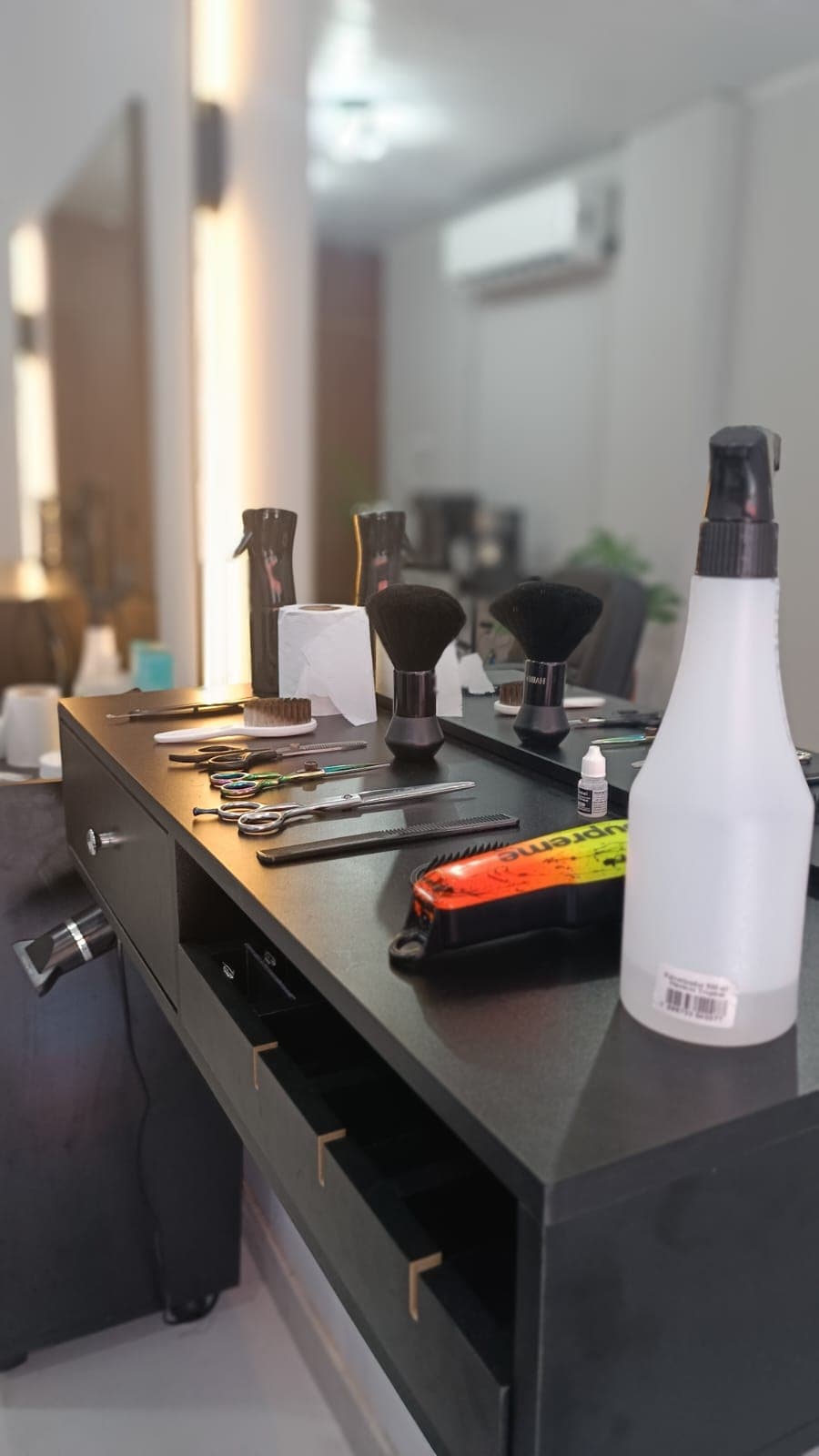 Estação de trabalho com equipamentos profissionais