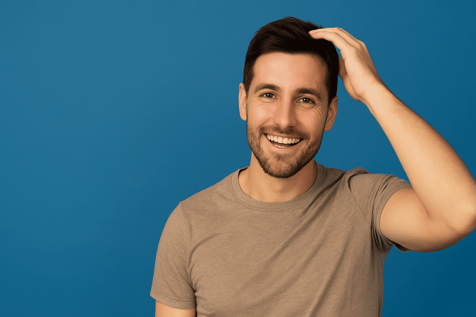 Homem com prótese capilar de acabamento natural